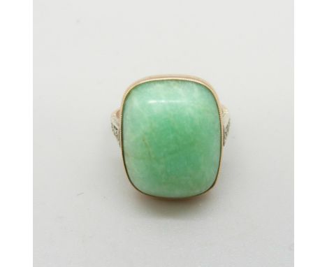 A yellow metal and jade ring, 4.2g, L, mark worn 