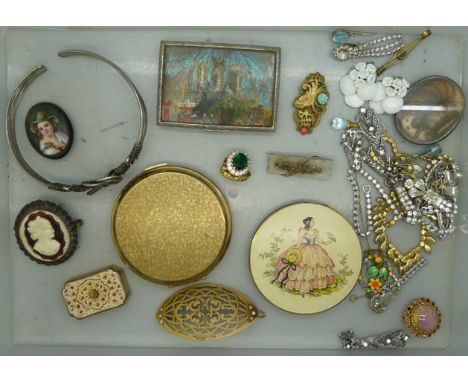 Compacts, vintage jewellery, etc. 