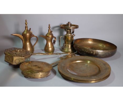 Copper and brass, including; an oil lamp, chestnut roasters, a gong and sundry, (qty). 