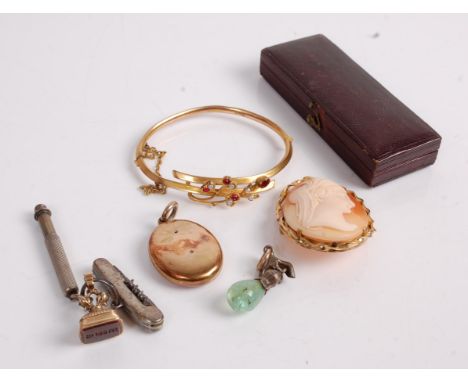 Assorted jewellery, to include rolled gold seed pearl and paste set hinged bracelet, picture locket, carved shell cameo in ye