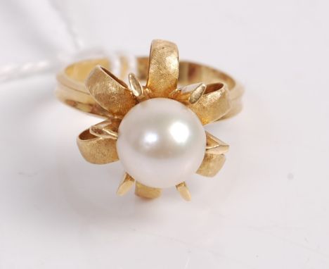 A contemporary 18ct gold and single cultured pearl set dress ring, 5.3g, size K