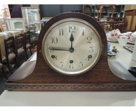 An early to mid 20th Century mantle clock