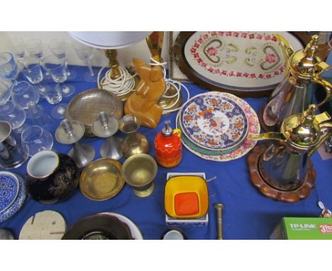 A pair of brass table lamps together with drinking glasses, tile pictures, etc