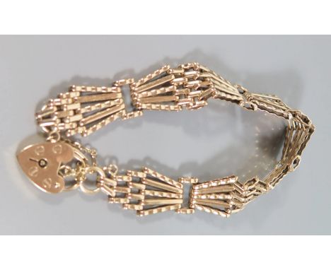 A 9ct Gold Gate Link Bracelet with heart clasp, 19.9g 