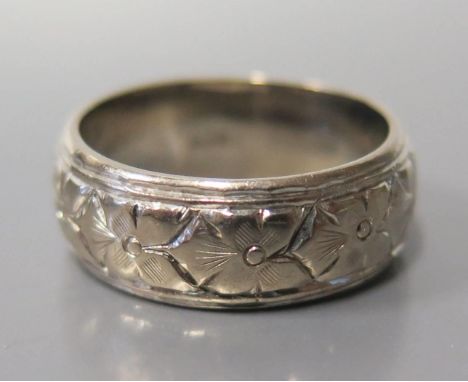 An 18ct White Gold Patterned Wedding Band, size K, 8.1g 