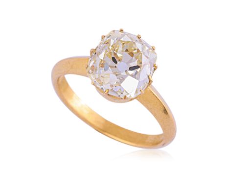A DIAMOND SOLITAIRE RING
Featuring a cushion brilliant cut diamond weighing approximately 3.2 Cts, mounted in a Chinese marke