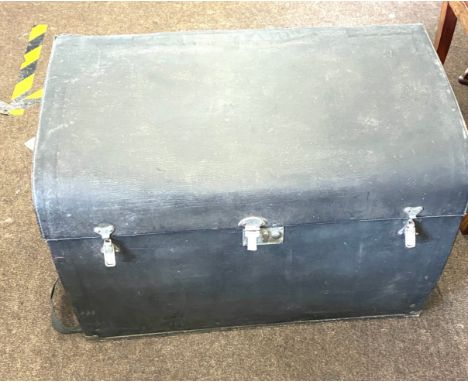 Vintage Brexton car trunk case, approximate measurements: Height 21 inches, Width 30 inches, Depth 17 inches