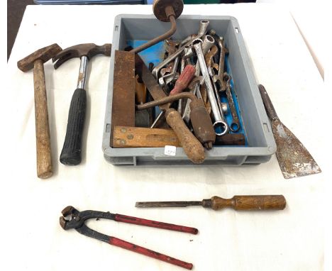 Tray of assorted tools to include hammers, scanners, chisels etc 