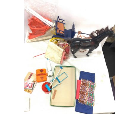 Selection vintage Sindy pieces to include Horse, Carriage, marquee, accessories etc 