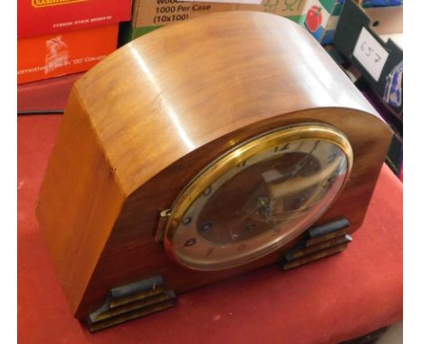 German made 1930s Mantel clock made by Guetenbacher Uhrenfabrik (from Charles-Herbert Schatz), located in Gütenbach. Excellen