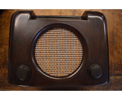 VINTAGE BUSH RADIO RECEIVER. A vintage Bush DAC 90A tabletop receiver. Classic 1950s design in faux-walnut bakelite with glas