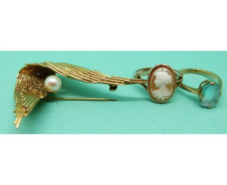 Two 9ct gold rings, one set with a cameo and a 9ct gold brooch set with a pearl