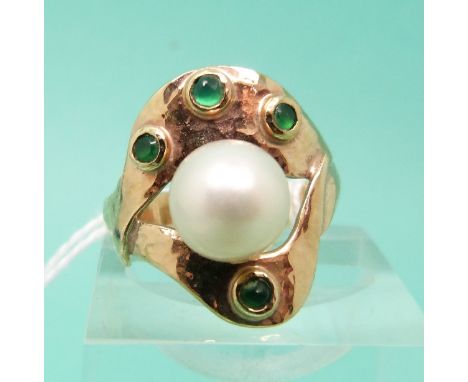 A yellow metal ring set with a pearl and emeralds with hammered decoration (Size P)