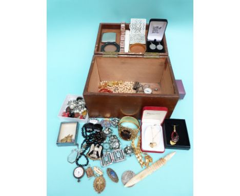 A collection of costume jewellery to include a fob watch, early plastic buttons, brooches, compact, silver necklace, rolled g