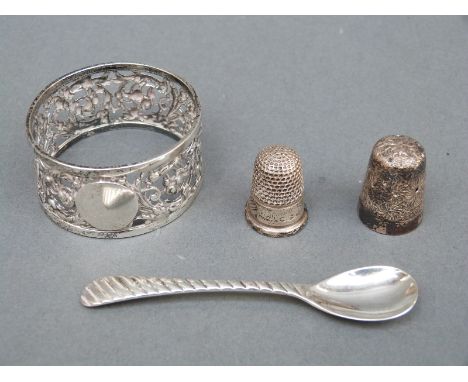 A hallmarked silver napkin ring, two silver thimbles and a salt spoon, weight 34g