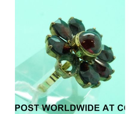 An 14ct gold ring set with garnets in a cluster (Size K)