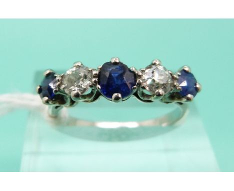 A white metal ring set with alternating diamonds and sapphires (Size M)