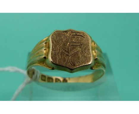 An 18ct gold signet ring, Chester 1906, weight 3.8g (Size T)