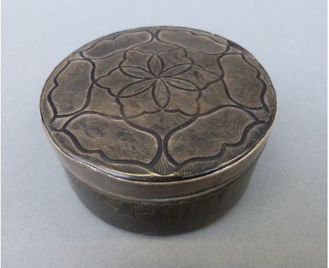 A 19thC carved horn snuff box with white metal collar, diameter 8cm