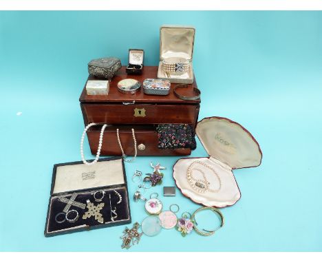 A silver bracelet, a silver ring set with pressed amber, three other silver rings, a single strand of cultured pearls, cross 