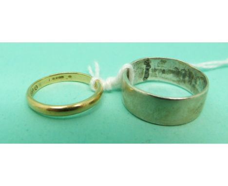 An 18ct gold wedding ring (1.9g) and a white metal wedding ring