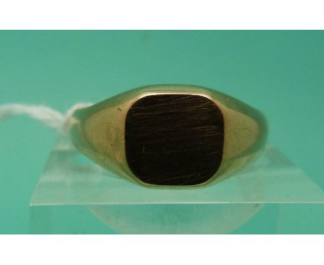 A yellow metal signet ring, weight 5g (Size S)