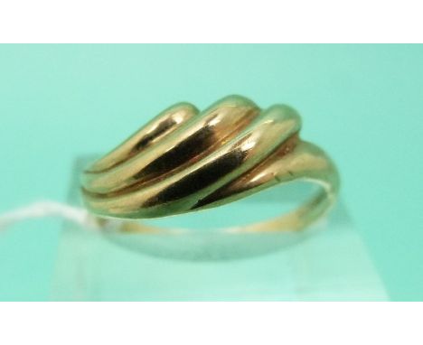 A 9ct gold ring set with a twist setting, weight 3g (Size R)