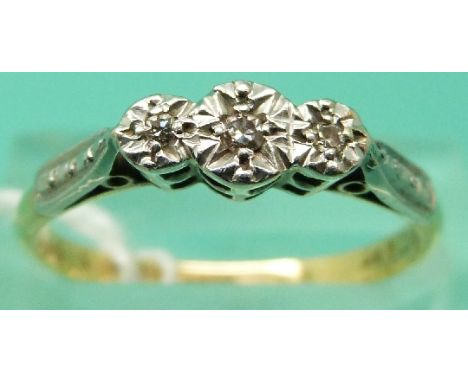 An 18ct gold ring set with three diamonds in a platinum setting (Size P)