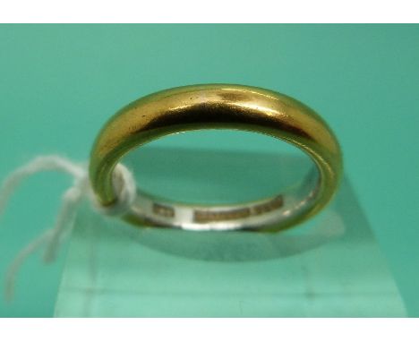 A 22ct gold and platinum wedding ring with 1932 receipt, weight 6.6g (Size J)