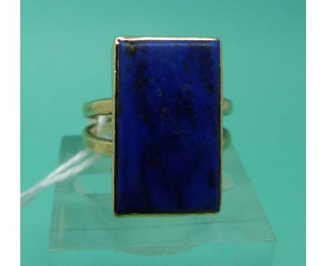A 9ct gold ring set with a rectangular lapis lazuli cabochon (Size P)