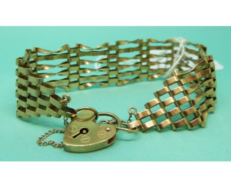 A 9ct gold gate bracelet with 9ct gold padlock 12.6g. 
