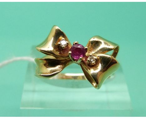 A 14ct gold ring set with a ruby and diamonds in a bow shape (Size L)