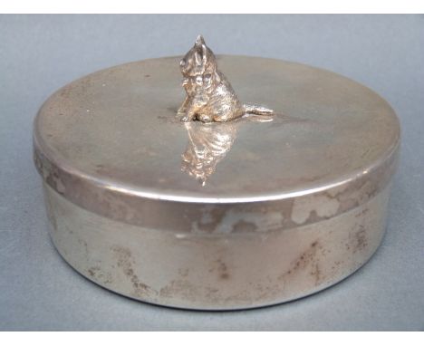 A modern hallmarked trinket pot with cat to lid, London 1989, maker's mark DE, diameter 9cm 