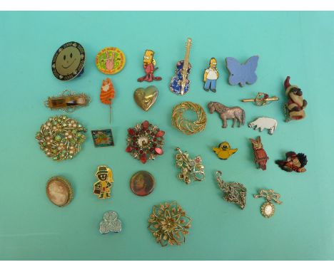 A collection of brooches to include a 9ct gold Edwardian brooch, silver brooch in the form of a horse, an enamel brooch, tige