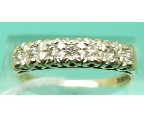 A 9ct gold ring set with seven diamonds (Size R)