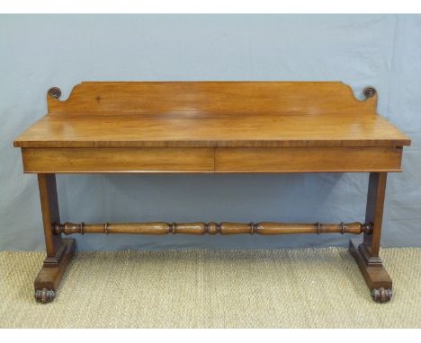 A Victorian mahogany sideboard / buffet, with two straight drawers, raised on straight legs united by a turned stretcher. Pur
