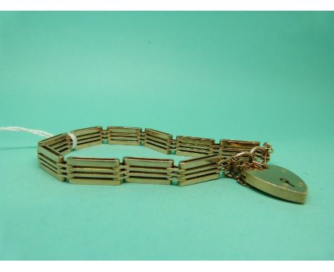 A 9ct gold gate bracelet with padlock clasp, weight 18.5g