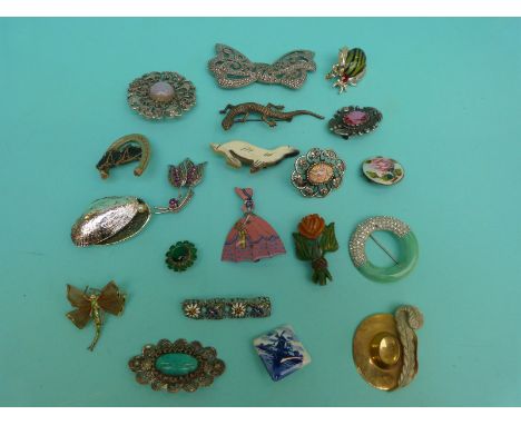 A collection of unusual brooches including a guilloche enamel example, a horse and horseshoe brooch, a horn brooch, a large m