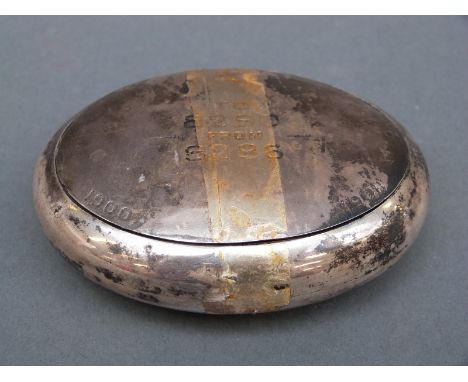 An Edward VII hallmarked silver snuff box with squeeze to open action and gilt interior, Birmingham 1907, 90g, width 9.5cm