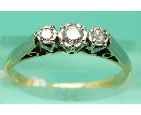 An 18ct gold ring set with three diamonds in a platinum setting (Size O)