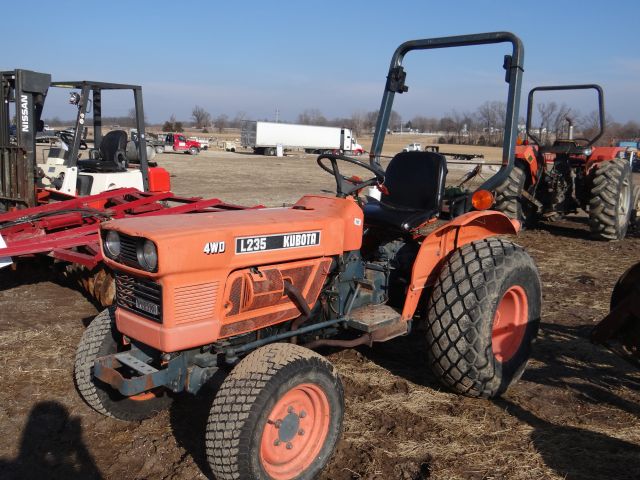 Kubota L235 Tractor 4000 hrs, 4WD