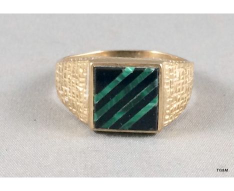 A 9ct gold mans jet & jade signet ring size V