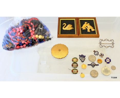 A bag of mixed jewellery, a silver buckle, a bag of brooches, badges and coins, 2 miniatures of birds and a compact