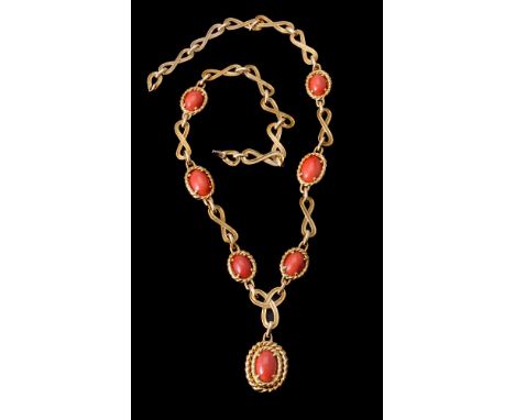 ϒ ΩA coral necklace, the necklace with graduated oval cabochon coral within ropetwist settings, with matt figure of eight pan