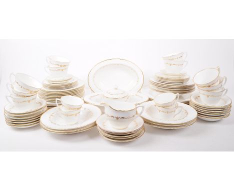 Royal Worcester - Gold Chantilly - An extensive collection of Royal Worcester Gold Chantilly pattern porcelain table ware. Th