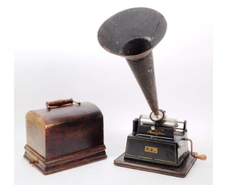 Edison Gem phonograph in original box. Serial number 292245C with trumpet /horn.26cm height approx.