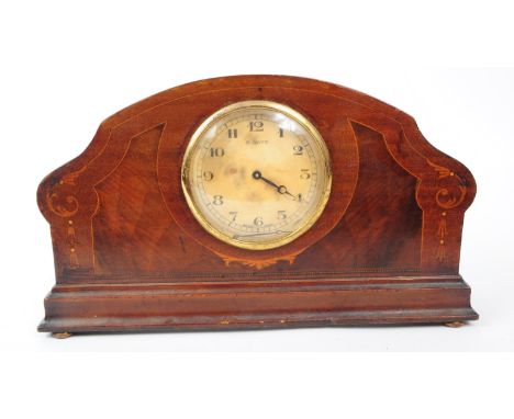 An early 20th century Edwardian mantel clock. The cok having arabic numeral to chapter ring woith inlaid case. Eight days. Sw