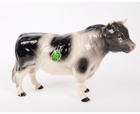 Melba Ware - A butcher's shop window display cow / bull by Melba Ware. Marked to base Melba Wear and sticker decal, England.3