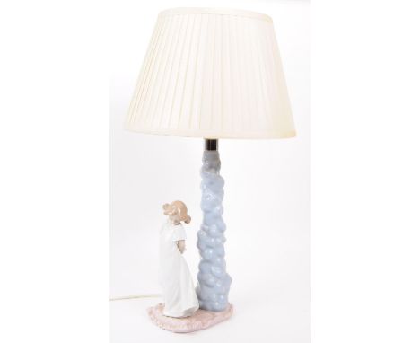Nao - A vintage 1997 Spanish porcelain table lamp, no. B5-23. Complete with shade, depicting a figure of a young girl standin