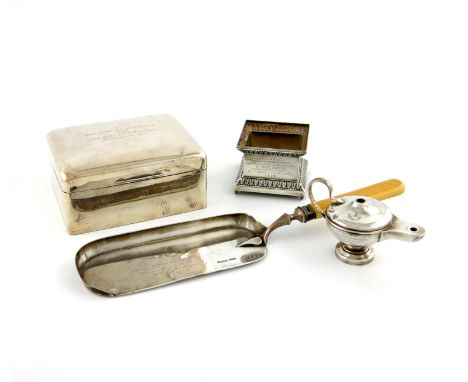 λA mixed lot of silver items, comprising: a cigarette box, Birmingham 1916, the cover with a presentation inscription, plus a